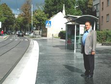 Bezirksvorsteher Karl Homole bei der rückgebauten Strassenbahnhaltestelle Scheibenbergstrasse
