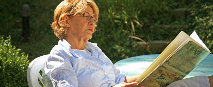 Bild: Frau in einem Magazin lesend (c) Rainer Sturm / pixelio.de